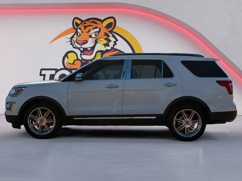 Used 2017 Ford Explorer XLT image 8