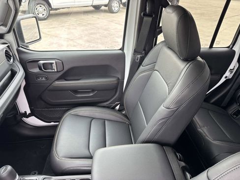 New 2025 Jeep Gladiator Sport image 31