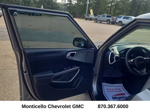 Used 2025 Kia Soul LX w/ LX Technology Package FWD image 12