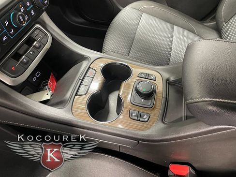 Used 2023 GMC Acadia SLE image 17