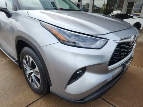 Used 2022 Toyota Highlander XLE AWD/4WD image 6