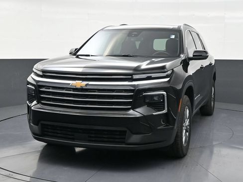 Used 2025 Chevrolet Traverse LT FWD image 8