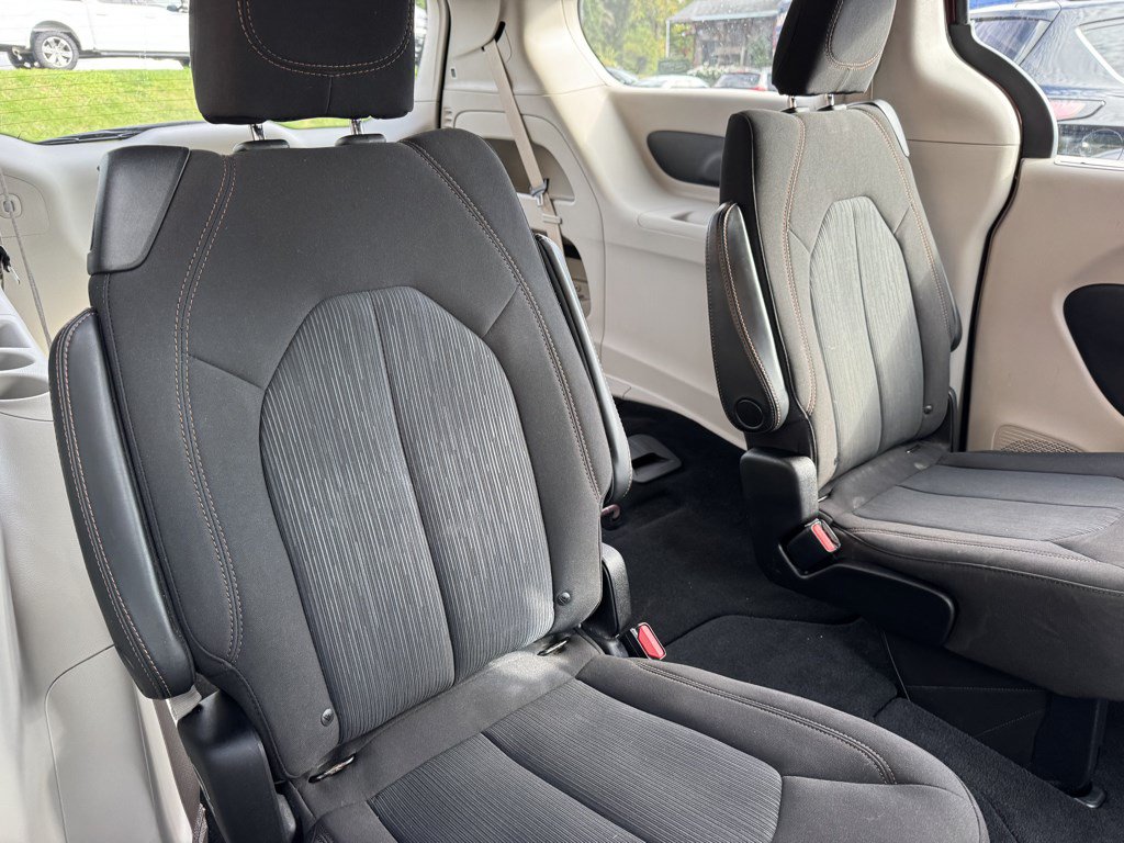 Used 2020 Chrysler Pacifica Touring FWD image 10