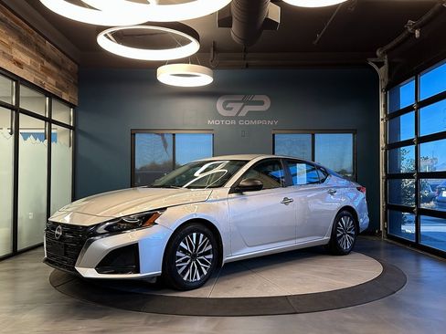 Used 2024 Nissan Altima 2.5 SV image 7