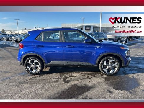 Used 2025 Hyundai Venue SEL image 3