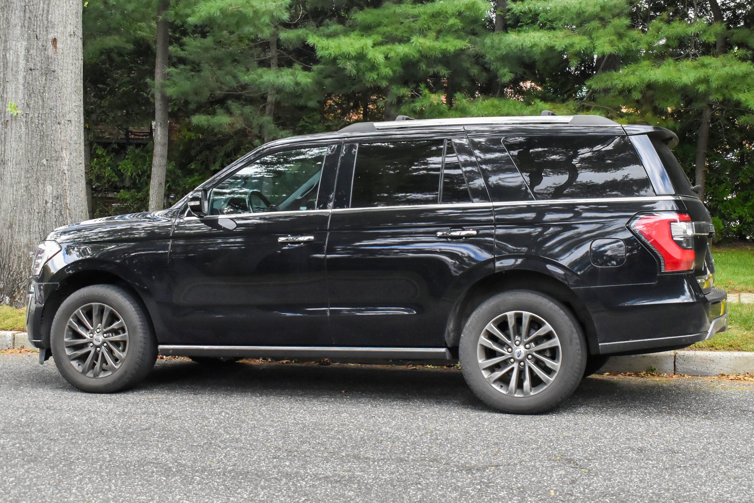 Used 2019 Ford Expedition Limited w/ Driver Assistance Package AWD/4WD image 4