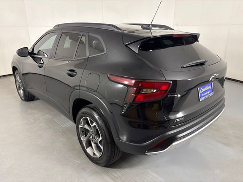 Used 2025 Chevrolet Trax LT FWD image 6