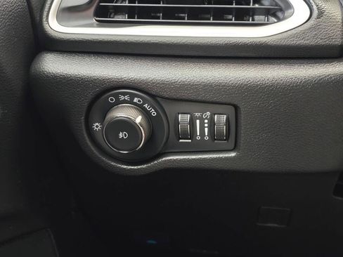 Used 2025 Chrysler Pacifica Select image 24