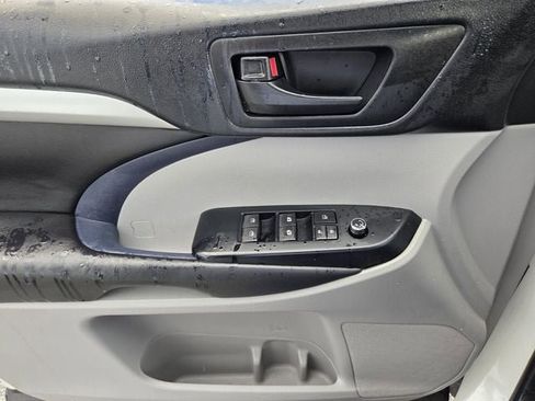 Used 2019 Toyota Highlander Plus FWD image 28