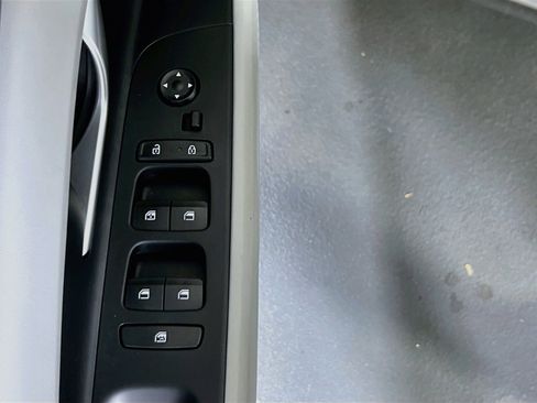 Used 2023 Hyundai Elantra Limited FWD image 18
