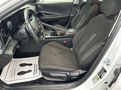 Used 2025 Hyundai Elantra SEL FWD image 9