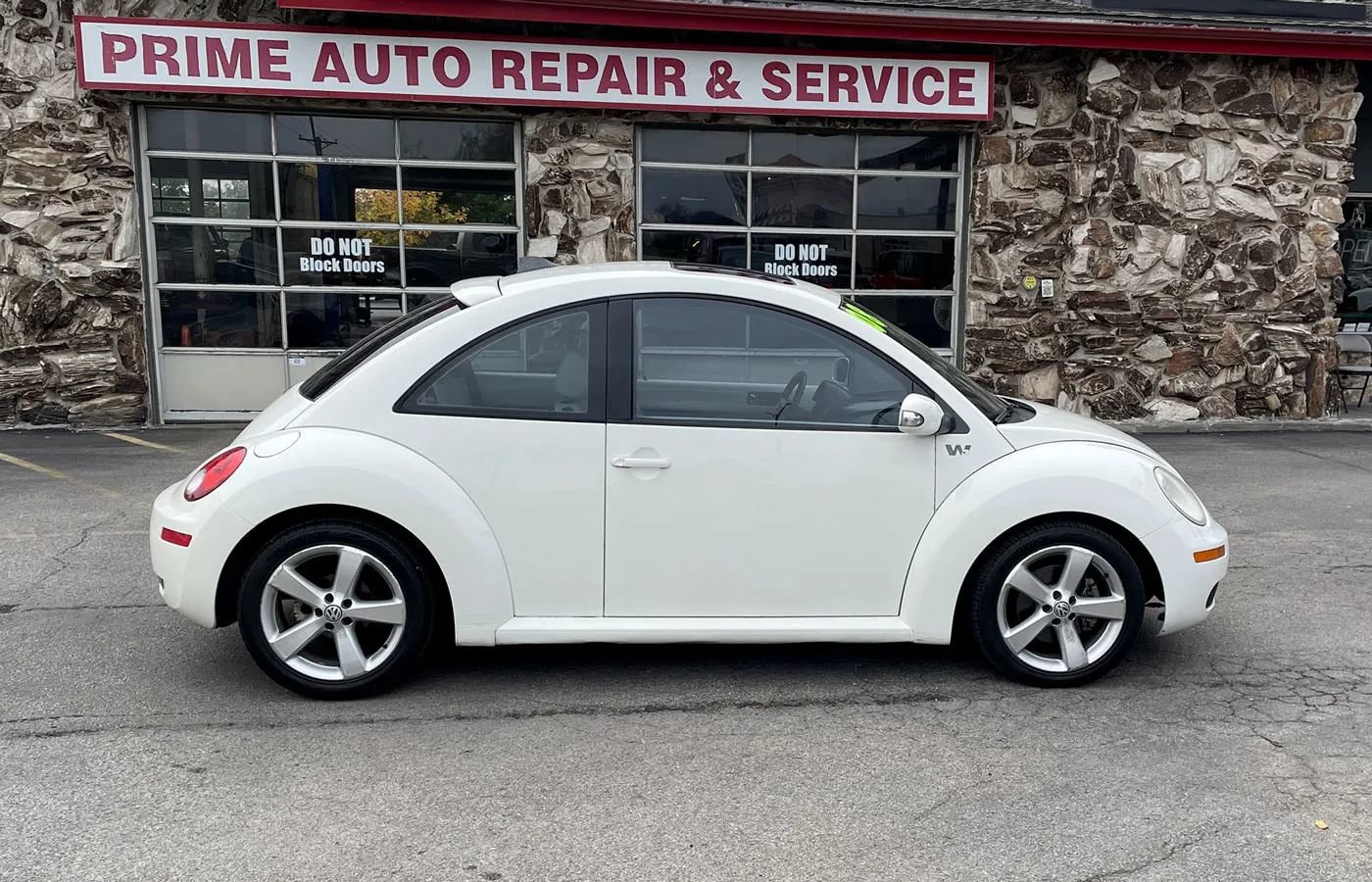 Used 2008 Volkswagen Beetle SE FWD image 8