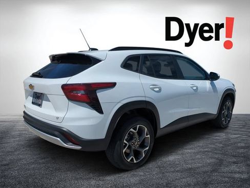 Certified 2025 Chevrolet Trax LT FWD image 3