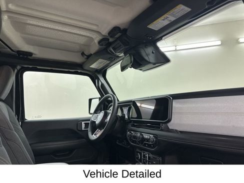 Used 2025 Jeep Wrangler Unlimited Sahara image 17