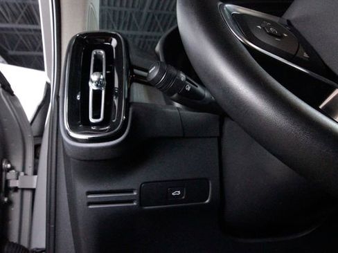 Certified 2025 Volvo XC40 B5 Core w/ Climate Package AWD/4WD image 28