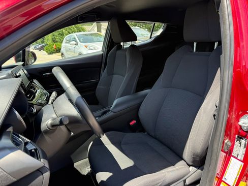 Used 2018 Toyota C-HR XLE FWD image 11