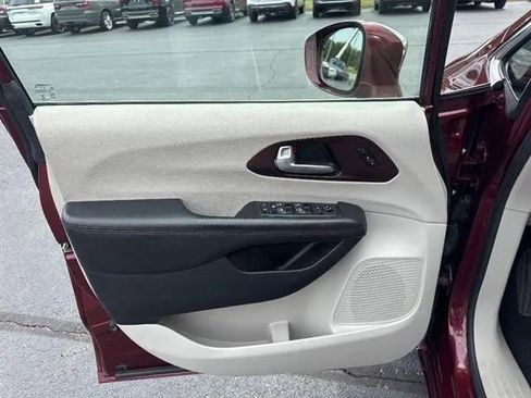 Used 2020 Chrysler Pacifica Limited FWD image 9