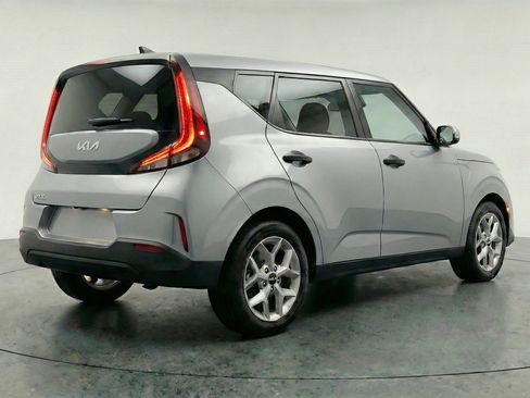 Used 2025 Kia Soul LX w/ LX Technology Package FWD image 9