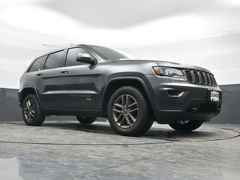 Used 2016 Jeep Grand Cherokee Laredo 75th Anniversary image 33