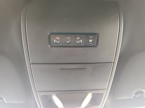 Used 2018 Dodge Grand Caravan SXT FWD image 25