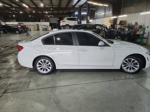 Used 2017 BMW 320i xDrive Sedan AWD/4WD image 2