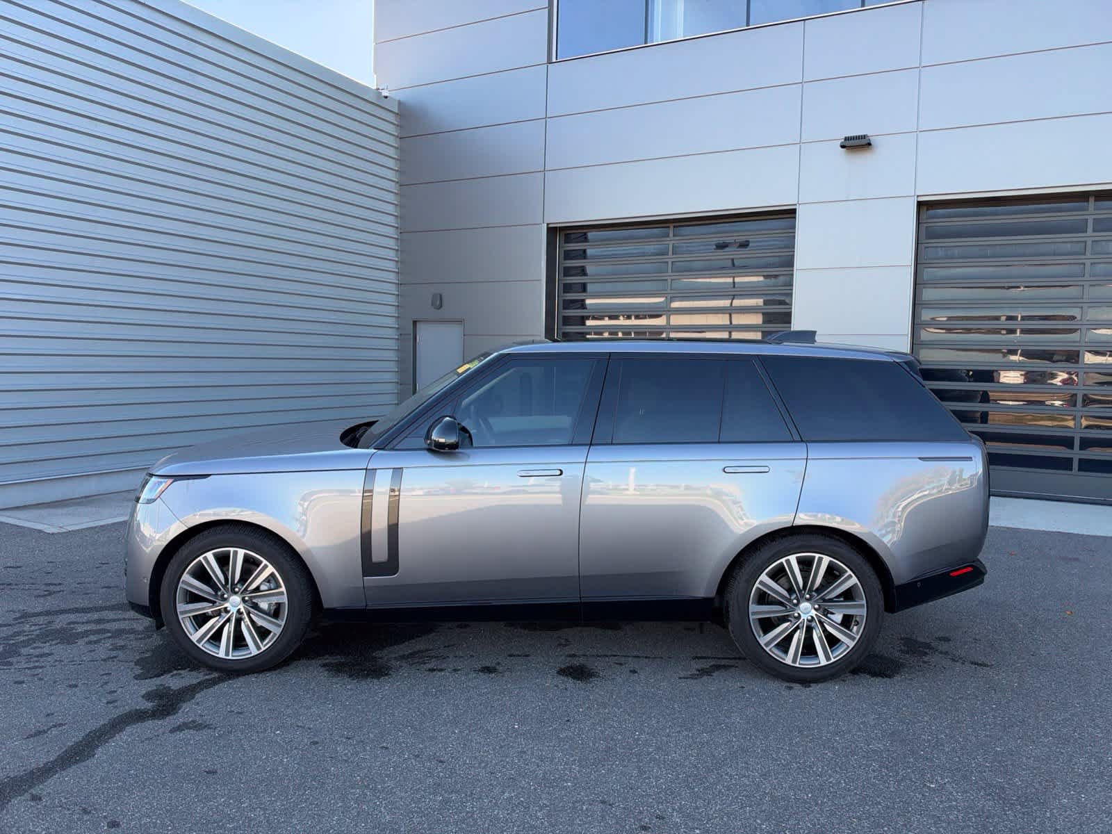 Used 2023 Land Rover Range Rover SE AWD/4WD image 2