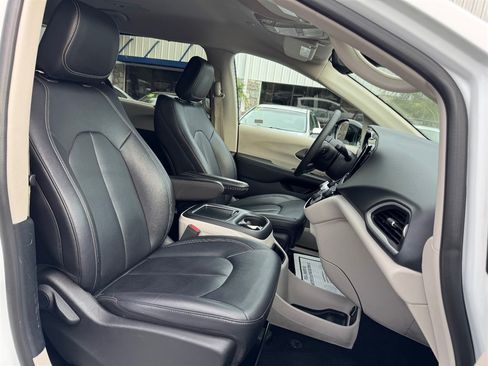 Used 2024 Chrysler Pacifica Touring-L FWD image 19