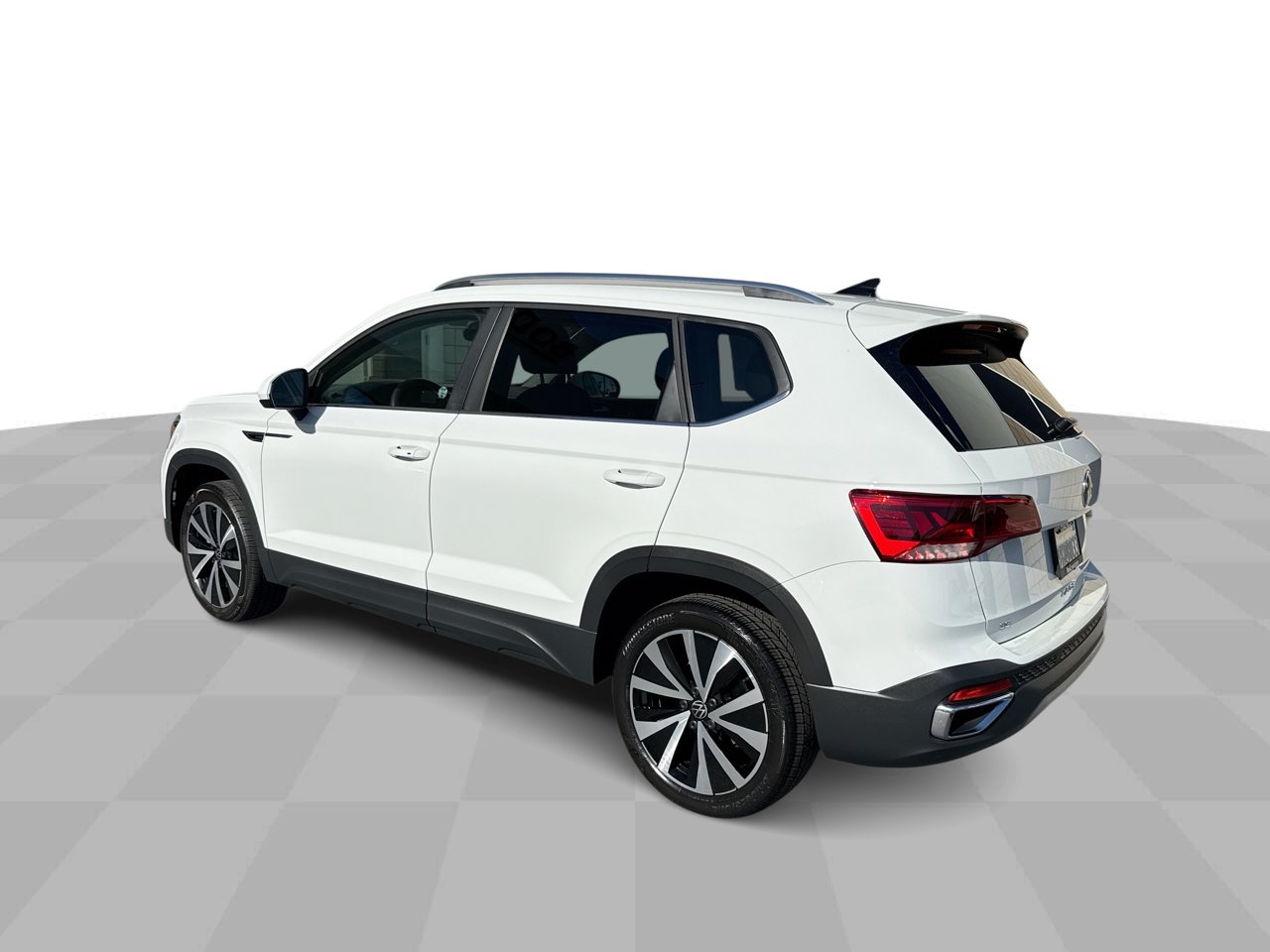 Used 2024 Volkswagen Taos SE w/ Panoramic Sunroof Package FWD image 6