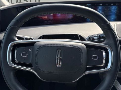 Used 2024 Lincoln Nautilus Premier image 19