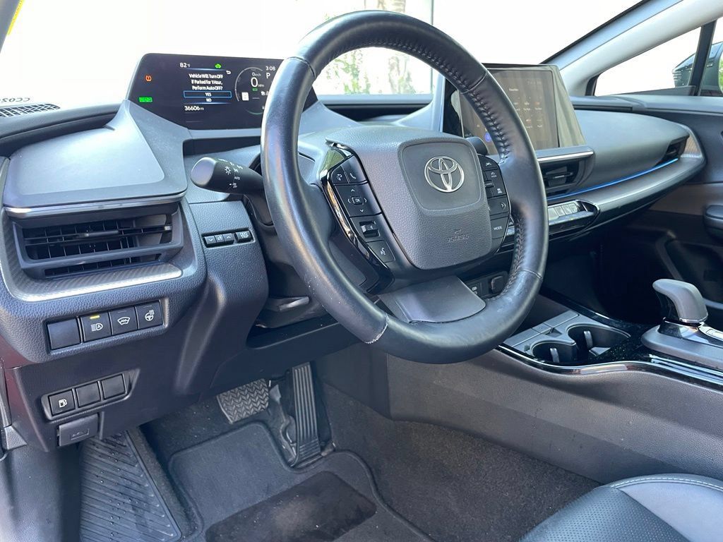 Used 2025 Toyota Prius XLE FWD image 10