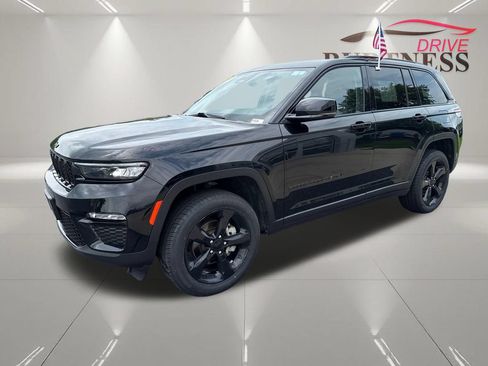 Used 2023 Jeep Grand Cherokee Limited w/ Black Appearance Package AWD/4WD image 4