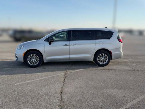 New 2026 Chrysler Pacifica Limited image 6