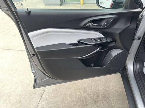 Used 2025 Chevrolet Trax LT w/ LT Convenience Package FWD image 14