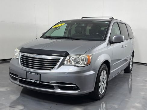 Used 2014 Chrysler Town & Country Touring FWD image 9