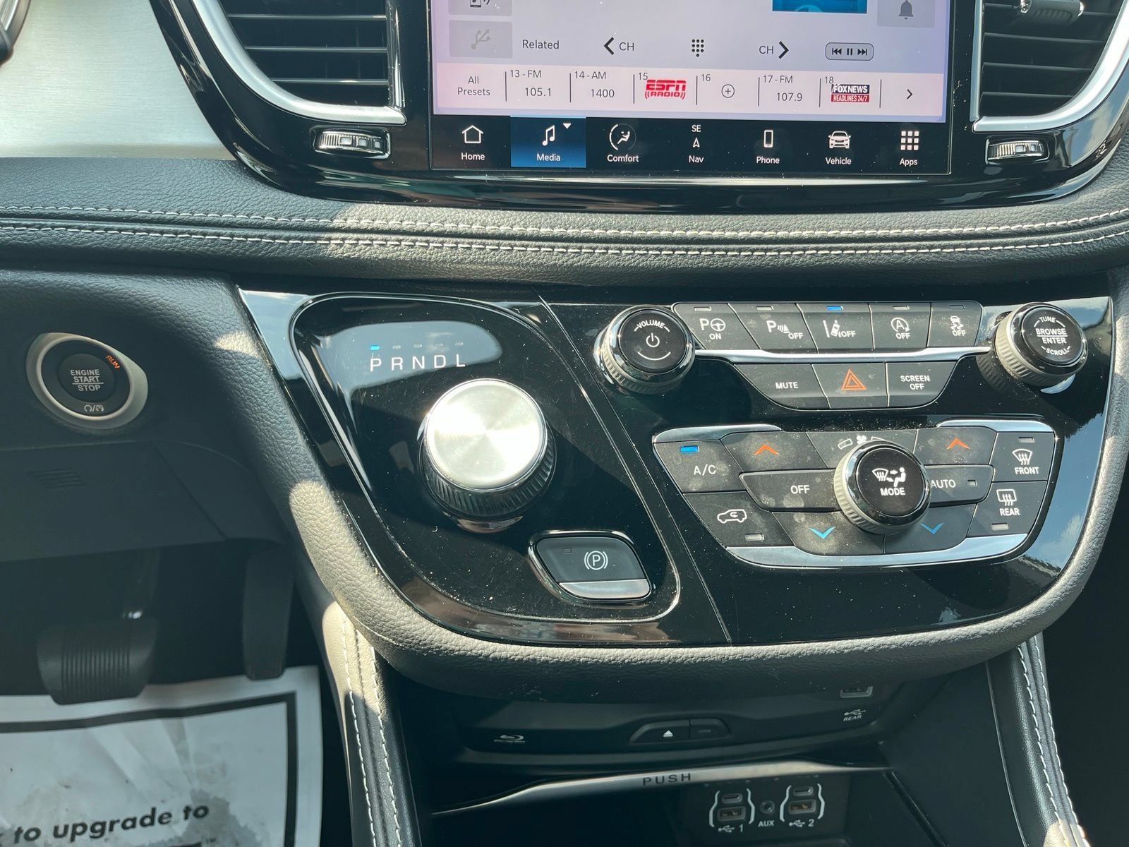 Used 2024 Chrysler Pacifica Limited w/ Uconnect Theater Family Group FWD image 19