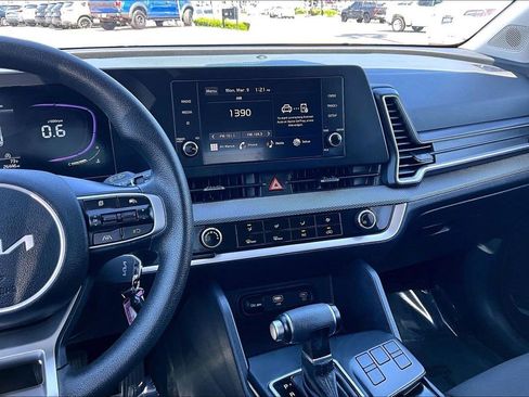 Used 2025 Kia Sportage LX image 10