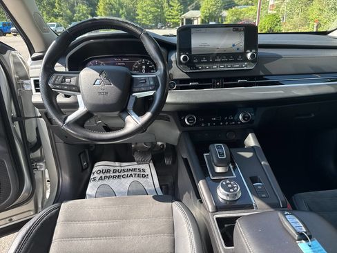 Used 2022 Mitsubishi Outlander SE image 12