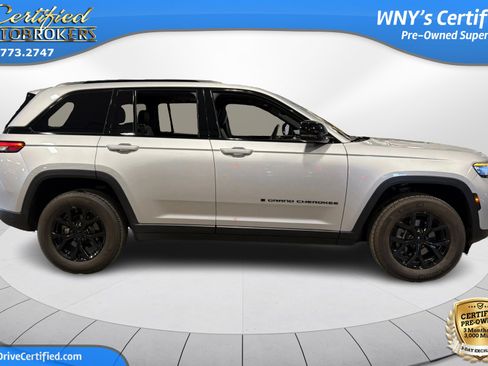 Used 2024 Jeep Grand Cherokee Altitude AWD/4WD image 4
