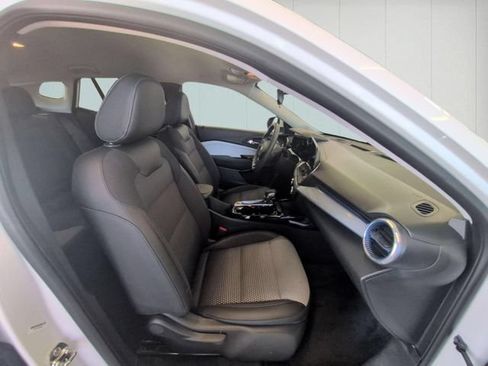 Used 2025 Chevrolet Trax LT FWD image 29