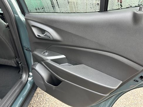 Used 2025 Chevrolet Trax LT FWD image 35