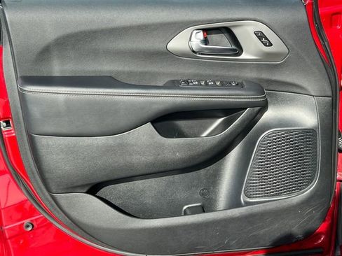 Used 2025 Chrysler Pacifica Select image 15