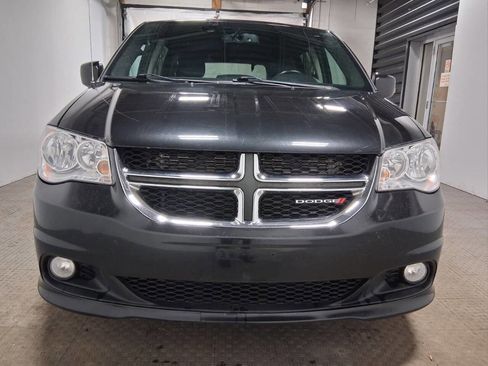 Used 2017 Dodge Grand Caravan SXT image 3