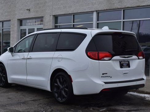 Used 2018 Chrysler Pacifica Touring-L w/ Premium Audio Group image 4