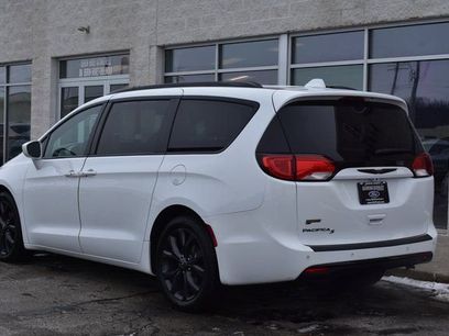 Used 2018 Chrysler Pacifica Touring-L w/ Premium Audio Group