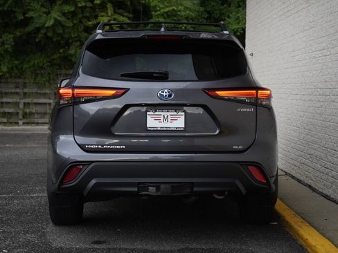 Used 2023 Toyota Highlander XLE AWD/4WD image 6