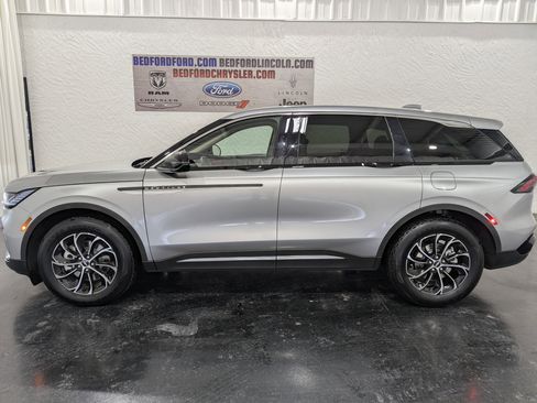 Used 2025 Lincoln Nautilus Premier image 2