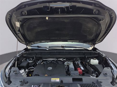 Used 2021 Toyota Highlander XLE FWD image 31