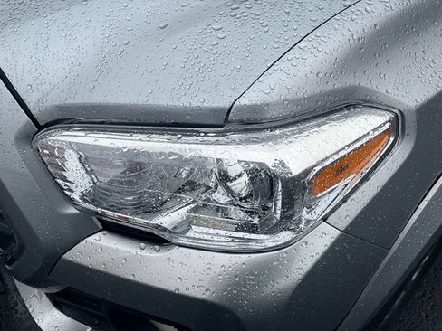 Used 2017 Toyota Tacoma SR5 w/ Tow Package RWD image 13