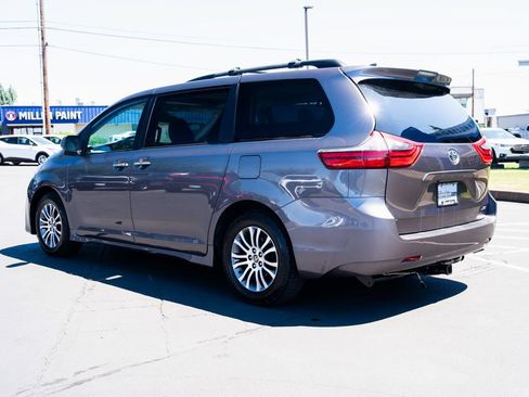 Used 2020 Toyota Sienna XLE FWD image 3