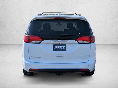 Used 2017 Chrysler Pacifica Touring-L FWD image 8